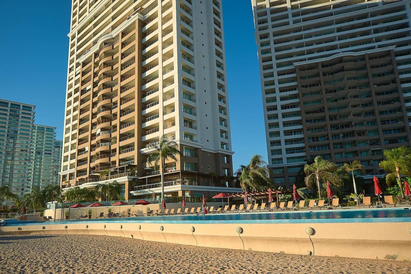 Grand Venetian Beachfront Condos Пуэрто-Вальярта Экстерьер фото