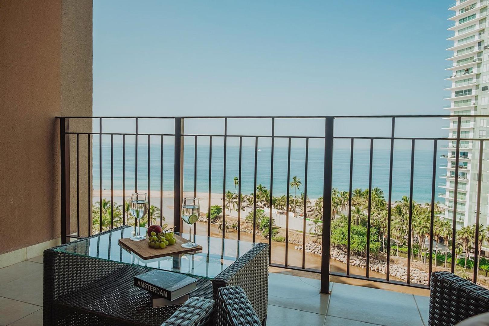 Grand Venetian Beachfront Condos Пуэрто-Вальярта Экстерьер фото