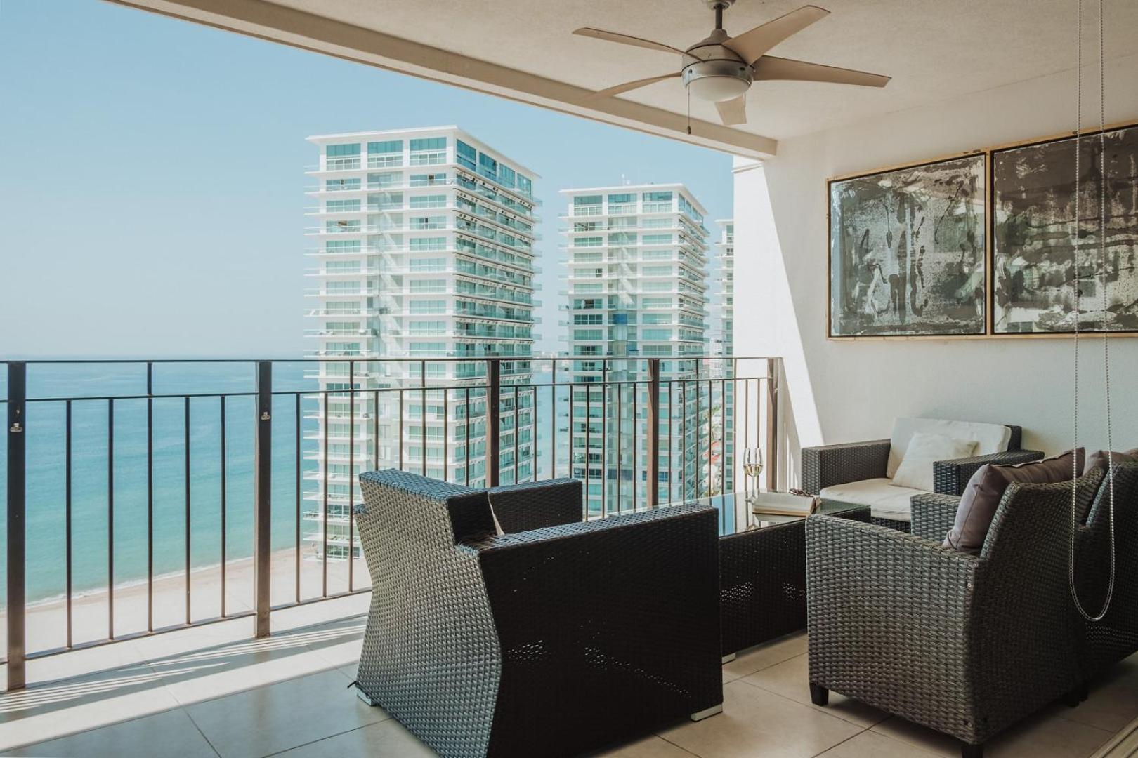 Grand Venetian Beachfront Condos Пуэрто-Вальярта Экстерьер фото